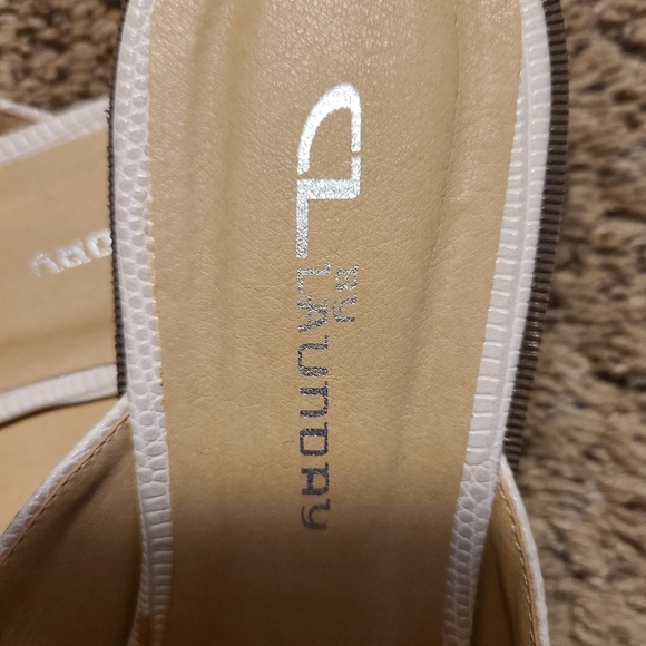 Launday Slip in Shoes Size 8 White - Picture 2 of 4